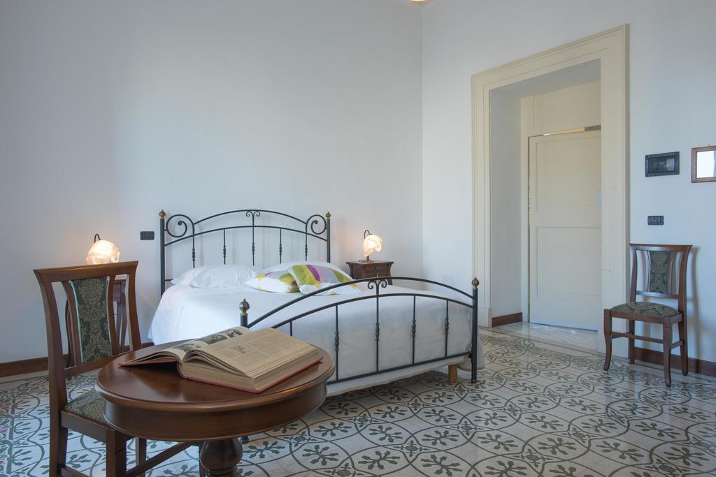Palazzo Scarciglia - Dimora D'Epoca Bed and Breakfast Minervino di Lecce Δωμάτιο φωτογραφία